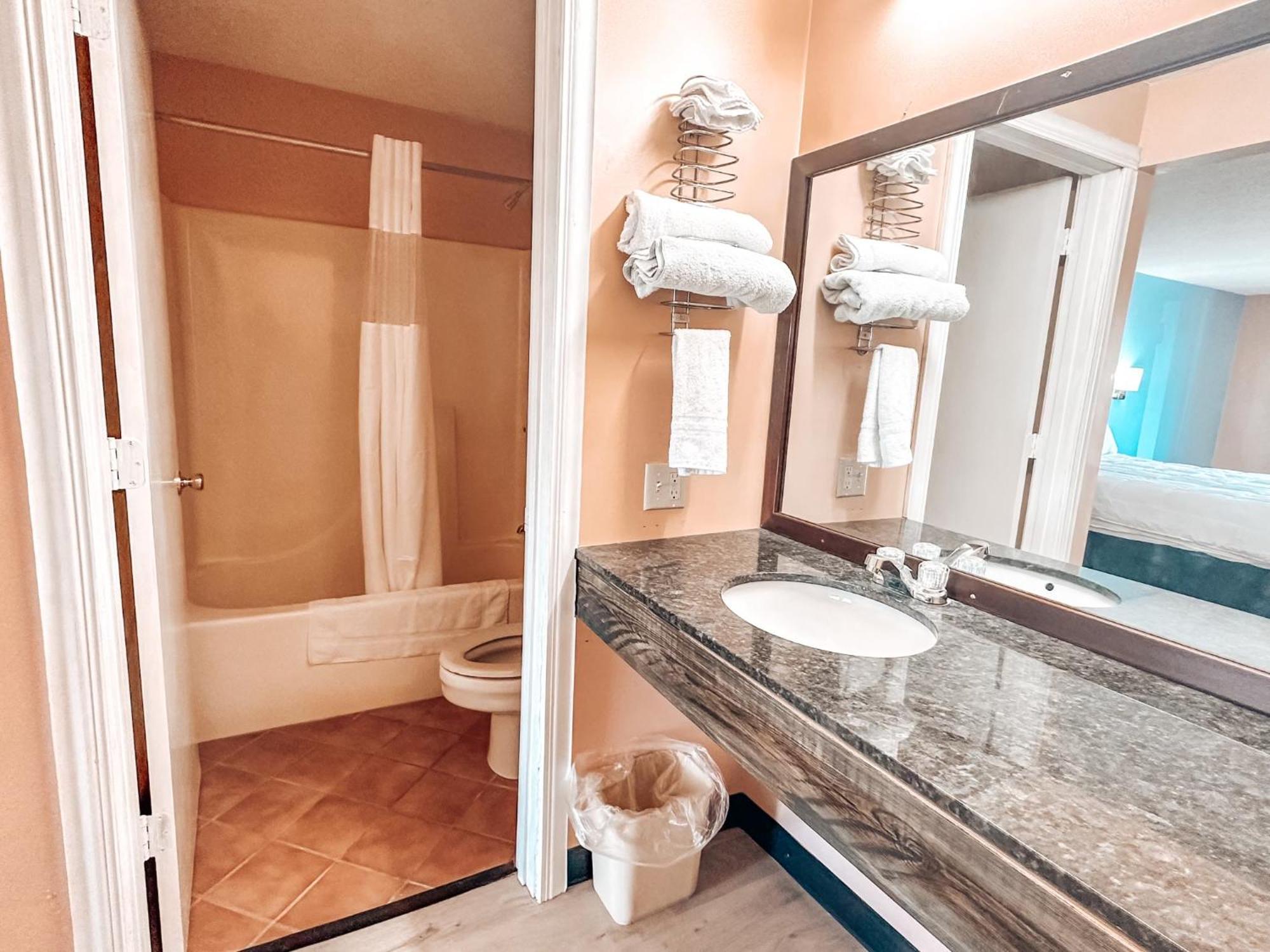 Laker Inn Jamestown エクステリア 写真