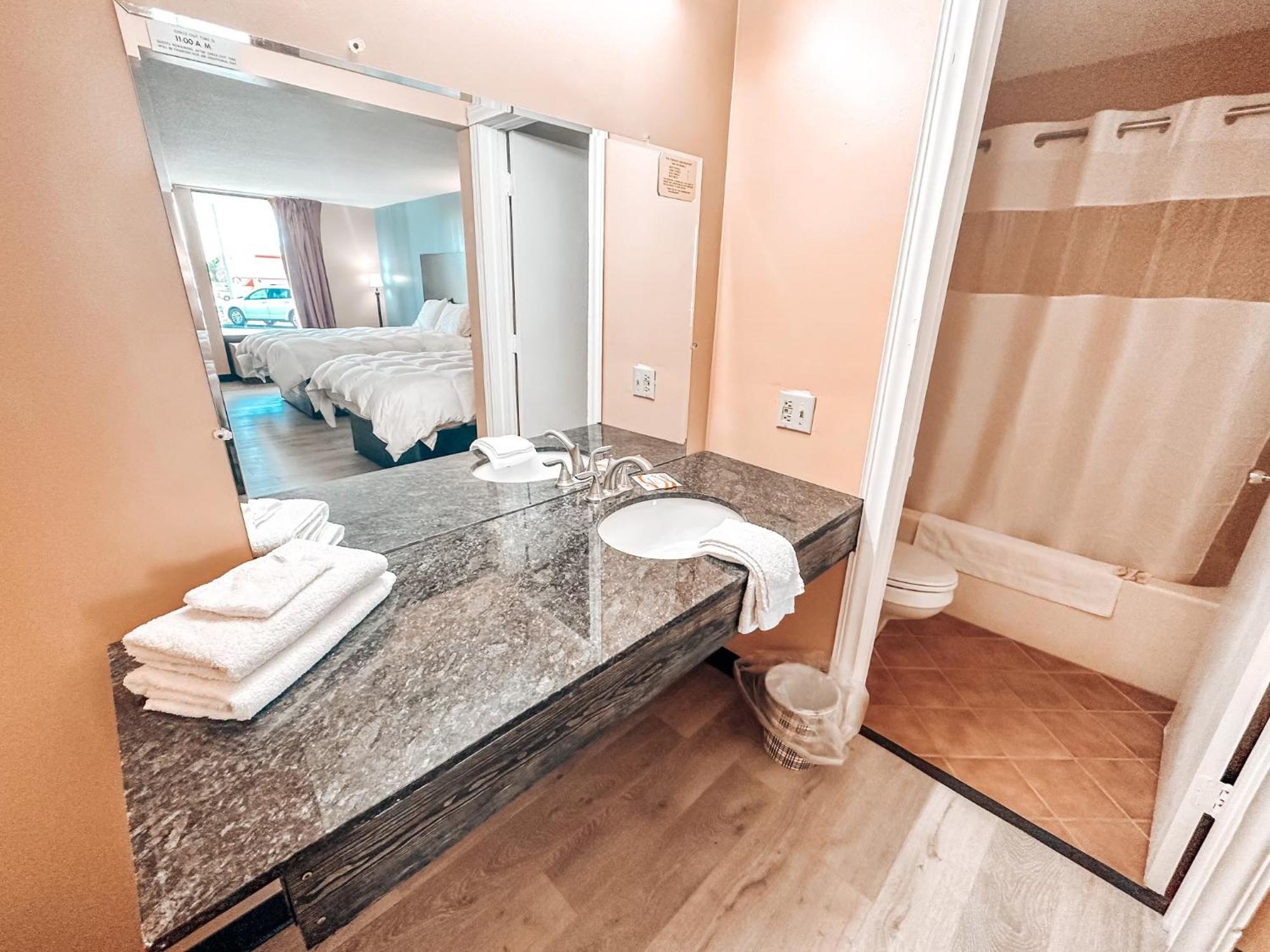 Laker Inn Jamestown エクステリア 写真