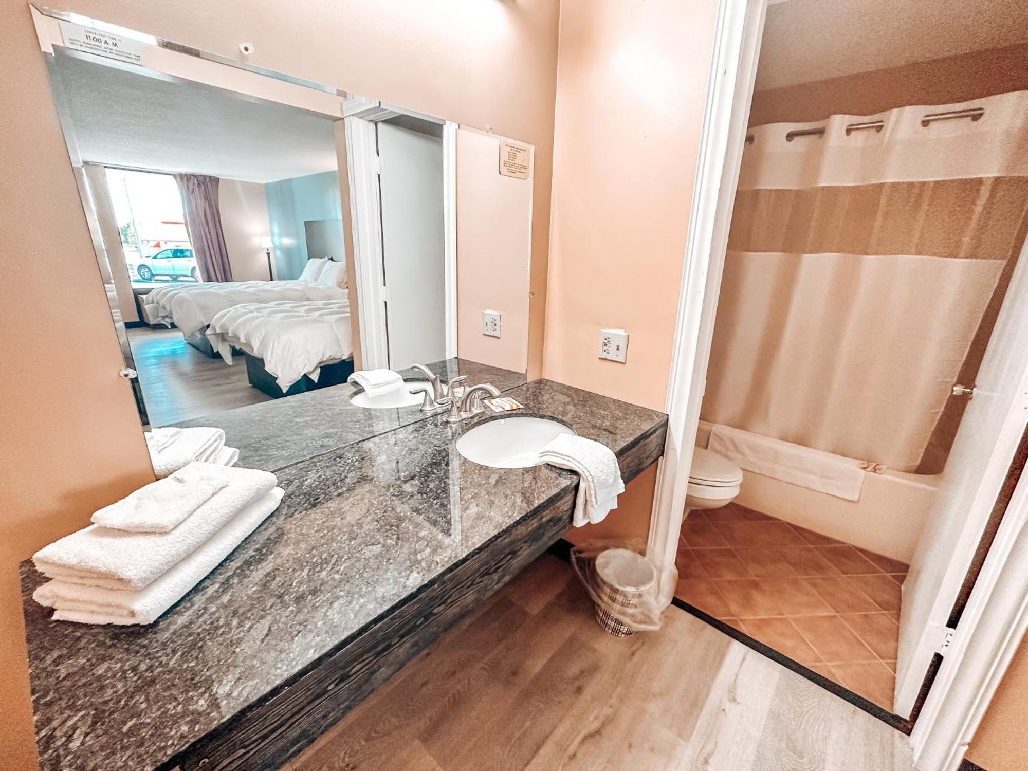 Laker Inn Jamestown エクステリア 写真