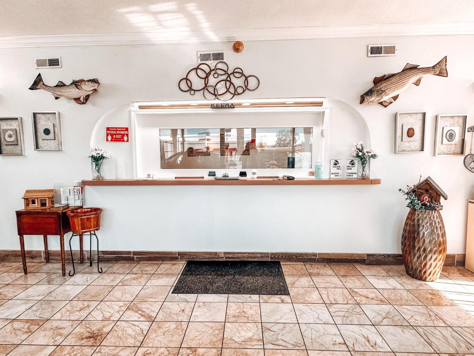 Laker Inn Jamestown エクステリア 写真